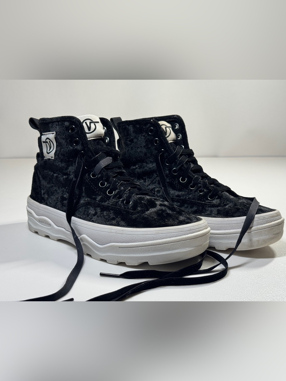 Vans Sentry Hi WC Women’s 7 Men’s 5.5 Black Crushed Velvet High Top Sneakers